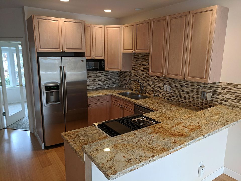 Open kitchen with new 4 burner stove w/ grilltop