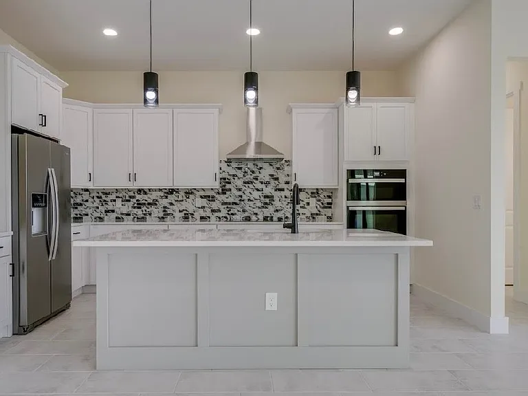 141 SW 37th Pl — Photo 10