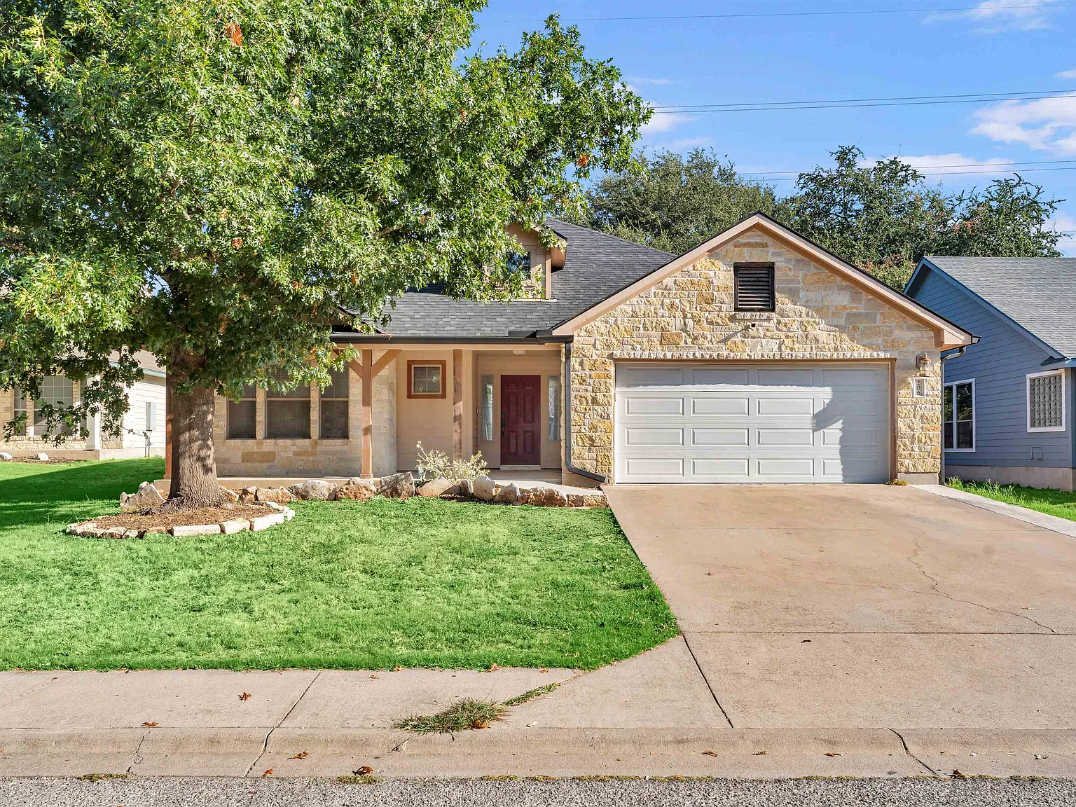 3 bed, 2.0 bath, 1611 sqft, $2,000 — Photo 1