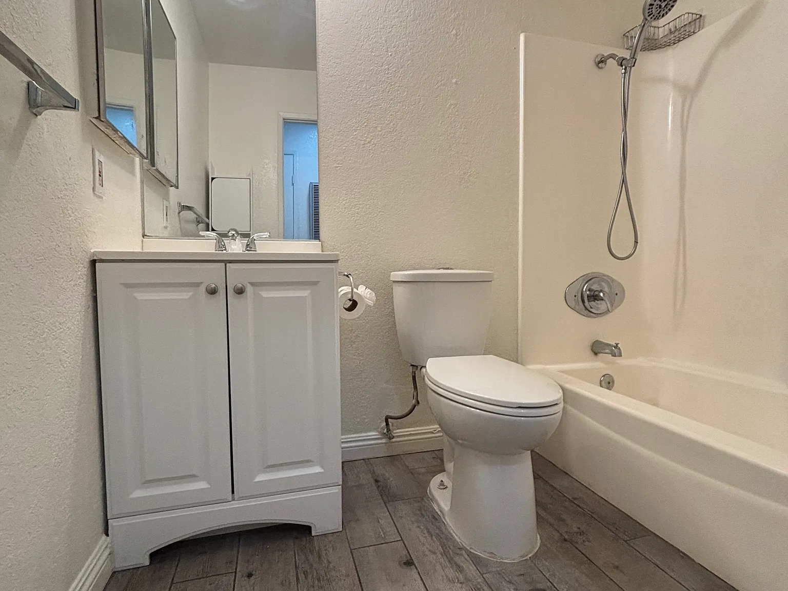 2 bed, 873 sqft, $2,270 — Photo 4