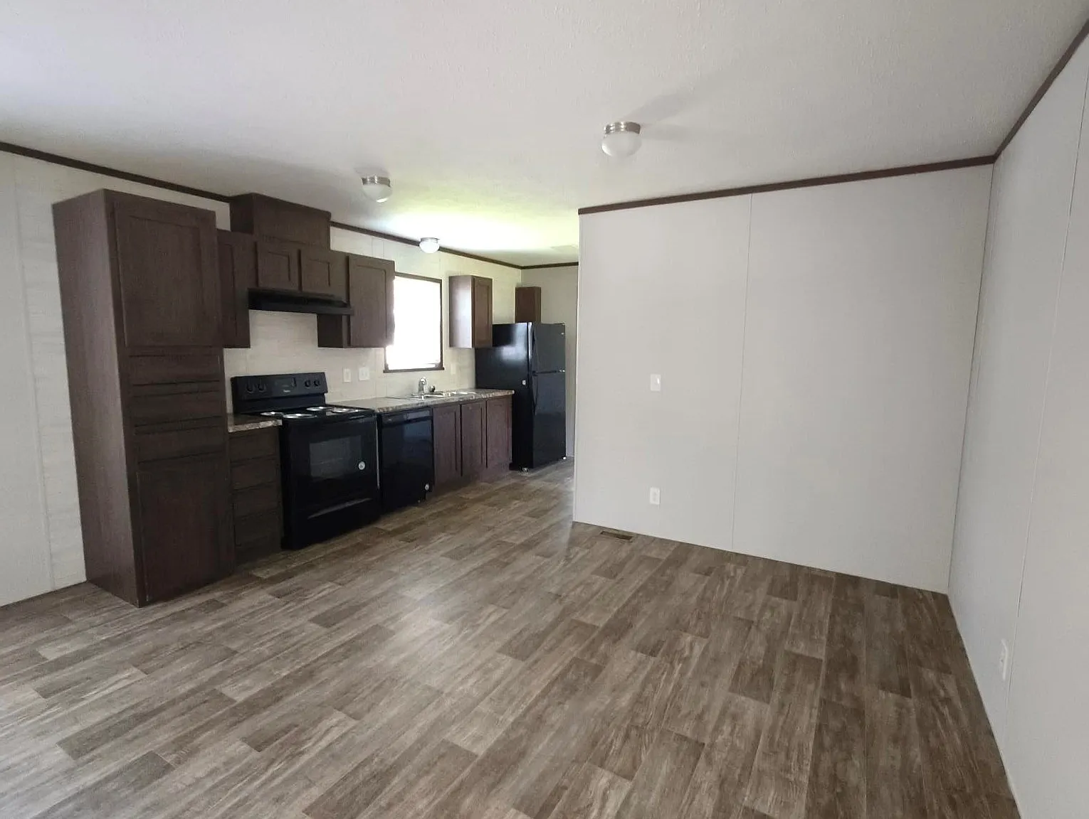 3 bed, 1280 sqft, $899 — Photo 2