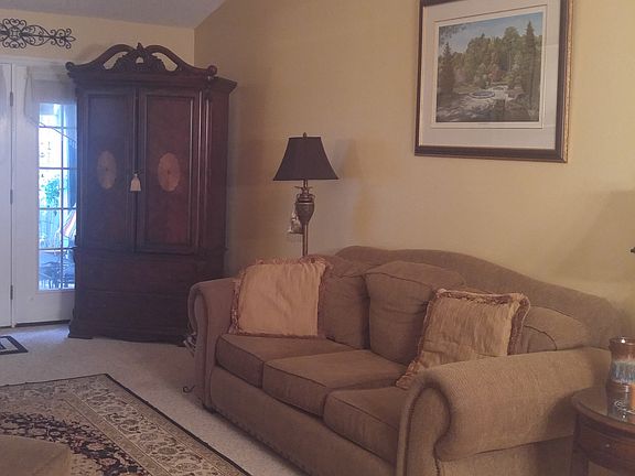 Living Rm w/Vaulted Ceiling