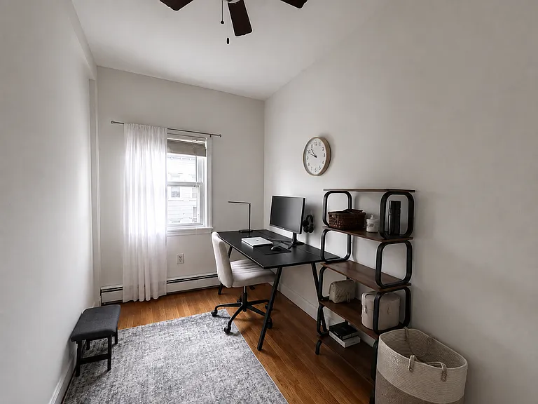907 E 4th St #3 — Photo 15