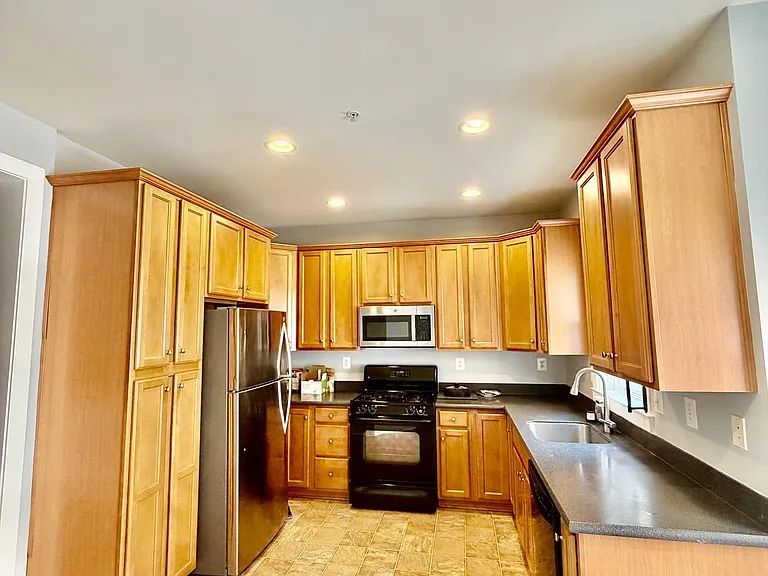 11034 Amherst Ave — Photo 16