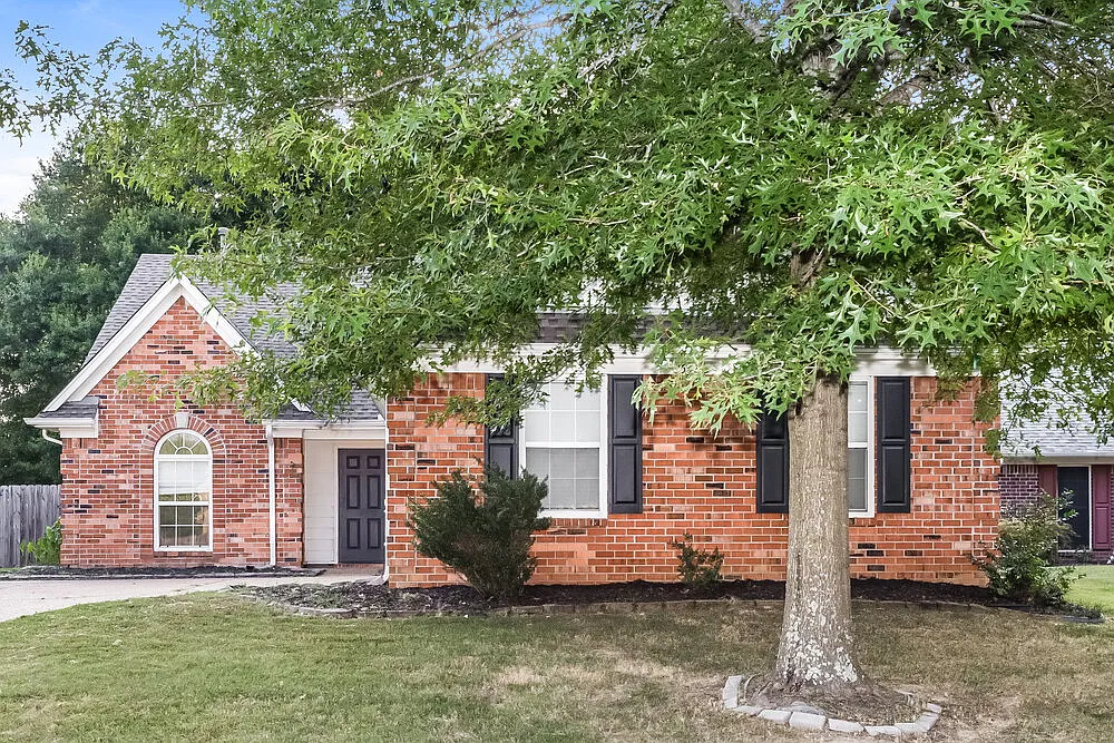 3 bed, 2.0 bath, 1631 sqft, $2,100 — Photo 1