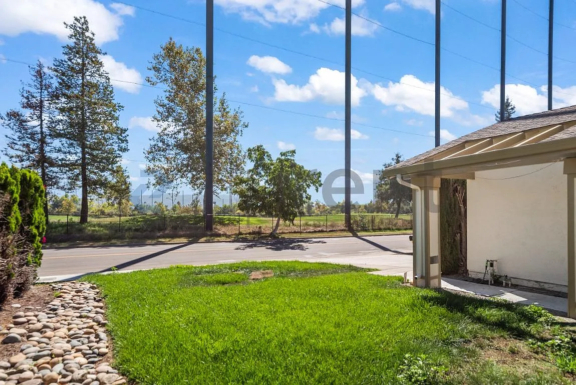 4 bed, 2.5 bath, 2000 sqft, $5,350 — Photo 3