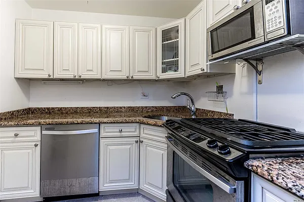 Sold by Douglas Elliman | media 25