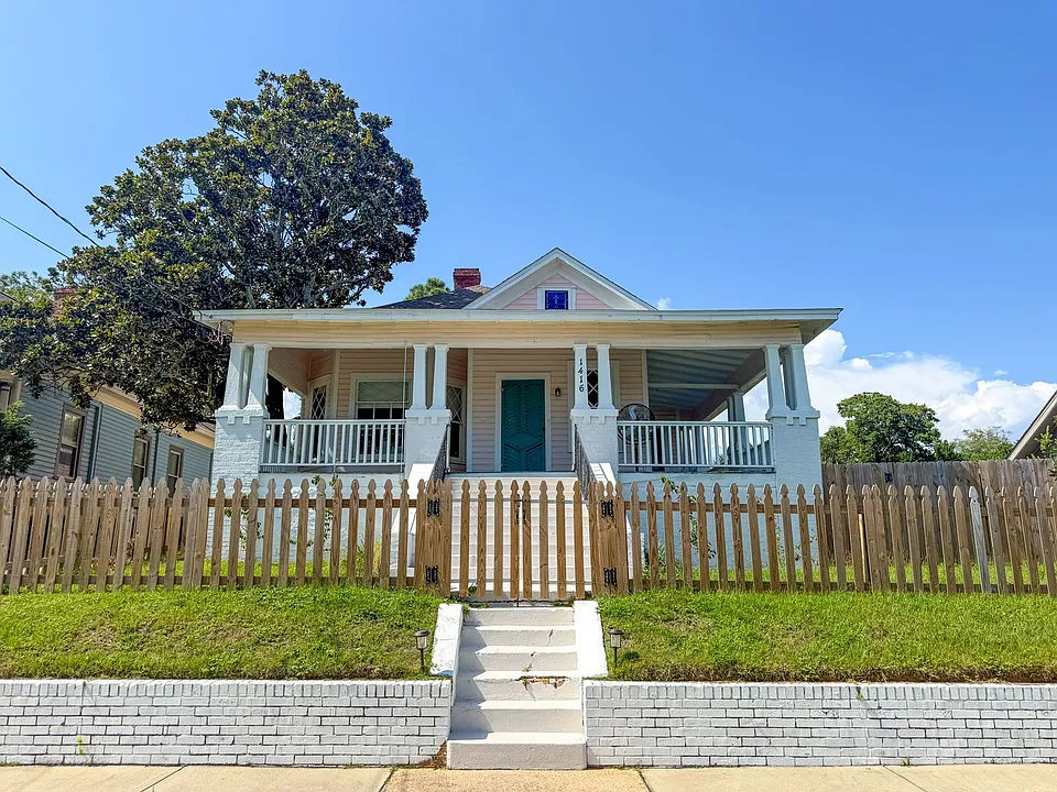 1416 E La Rua St