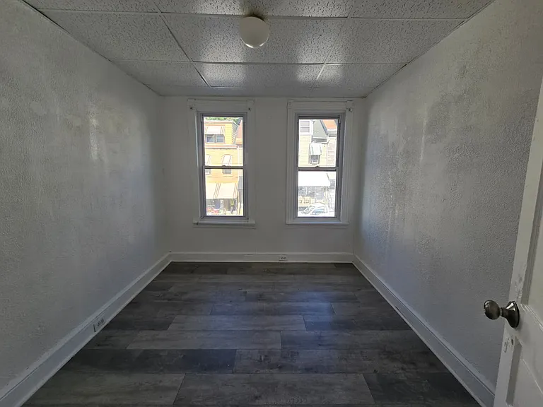 552 S 11th St — Photo 12