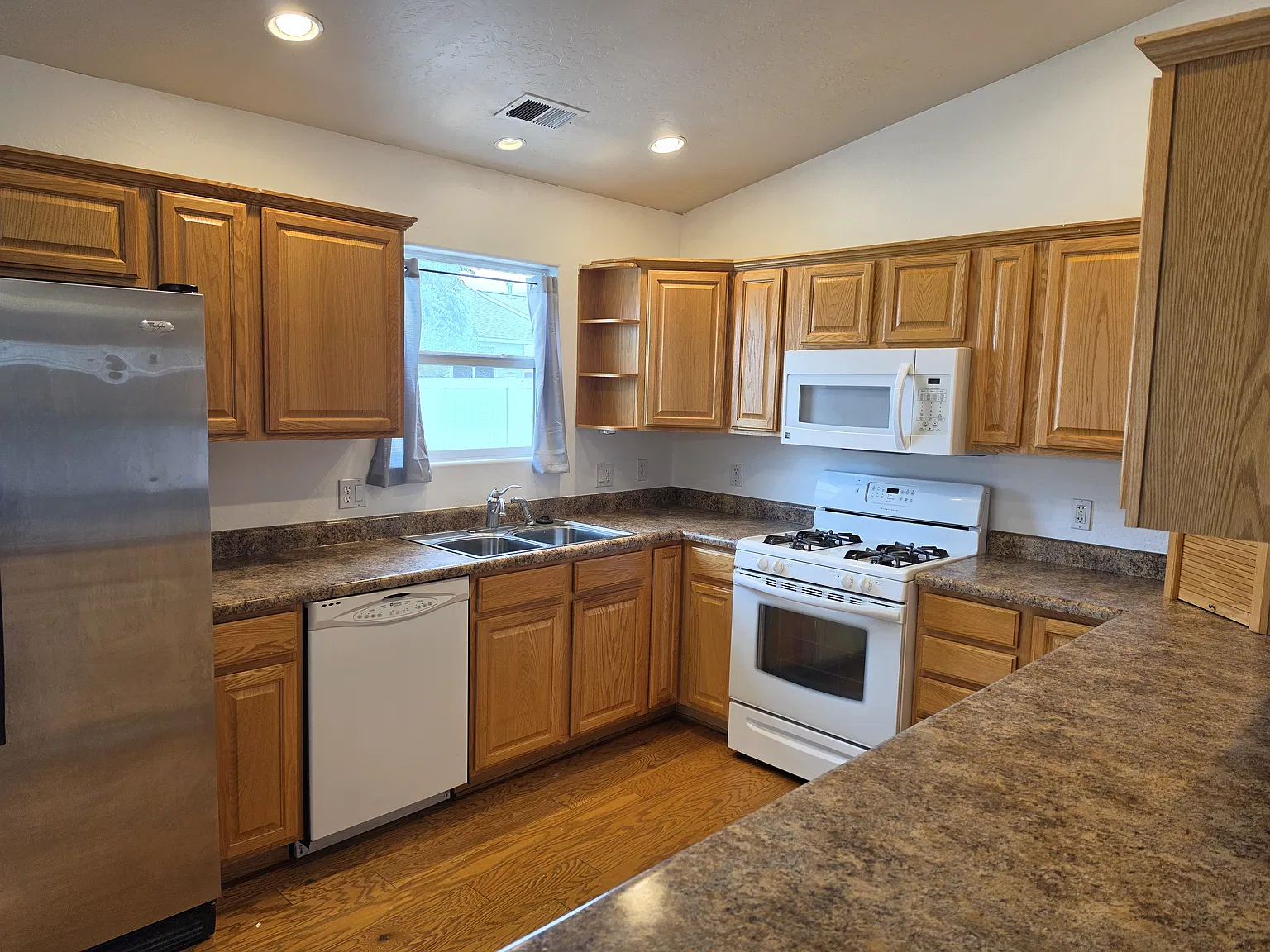 3 bed, 2576 sqft, $2,600 — Photo 3