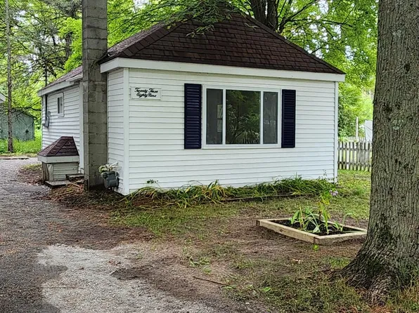 2389 W Oakland Dr, White Cloud, MI 49349
