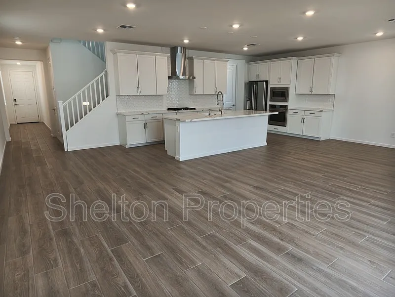 3 bed, 3.5 bath, 2455 sqft, $2,795 — Photo 2