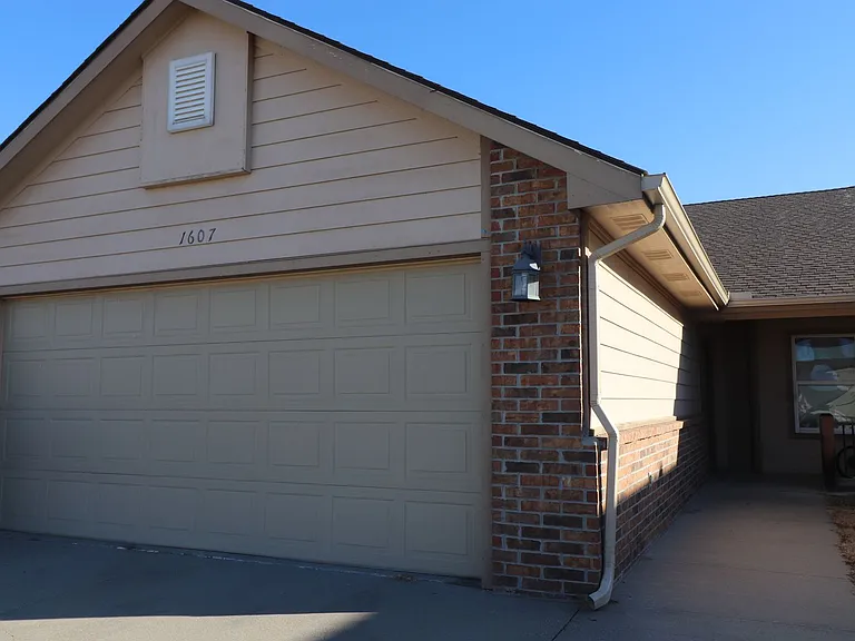 1607 Clover Dr — Photo 1