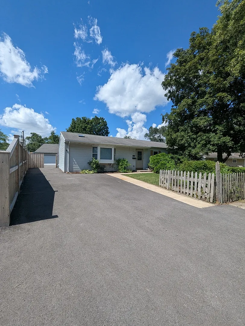 309 Robson Dr photo 1