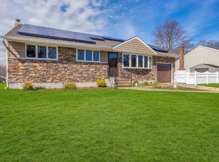 4 Pepper Cir E, Massapequa, NY 11758