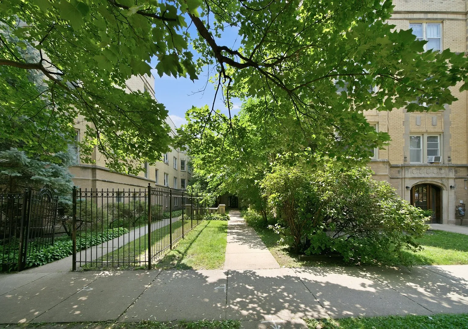 2 bed, 850 sqft, $1,500 — Photo 2