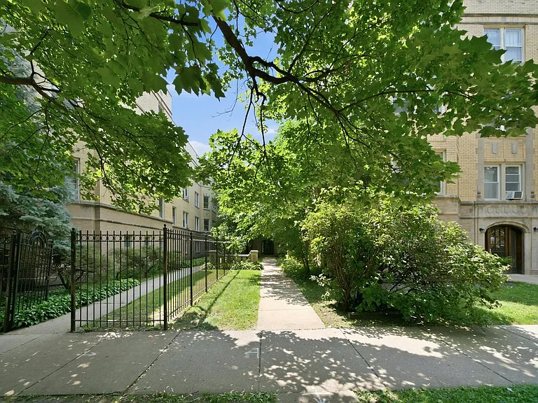 6316 N Artesian Ave #102 — Photo 2