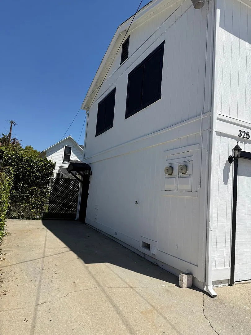 Large renovated Stand alone one bedroom above garage — Photo 2