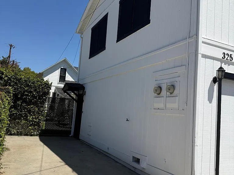 325 N Vermont Ave — Photo 2