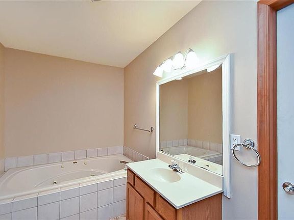 Master bath w oversized jetted tub