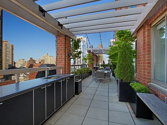 Sold by Sotheby's International Realty | media 2