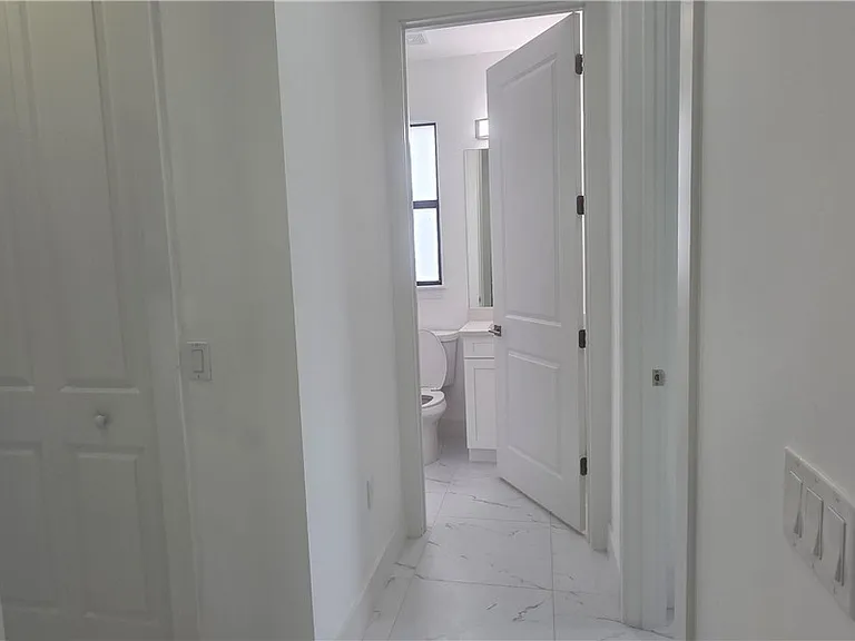927 Chenault St — Photo 8