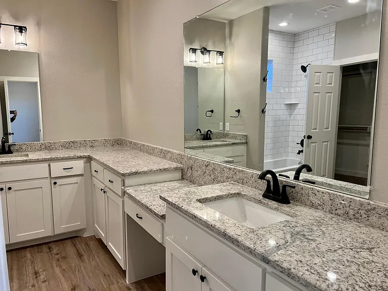 315 E College St — Photo 14