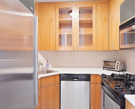 4th image of 30 W 61st St APT 6D