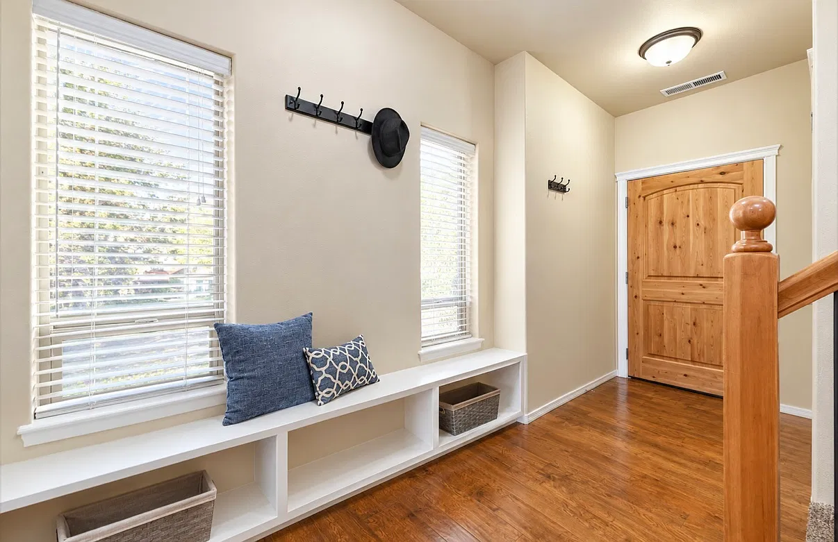 3 bed, 2.5 bath, 1387 sqft, $2,600 — Photo 2
