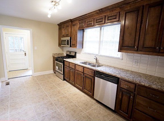 5th image of 2416 Kingsley Dr #3