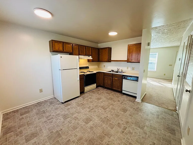 2 Bedroom, 1 Bath Apartment — Photo 13