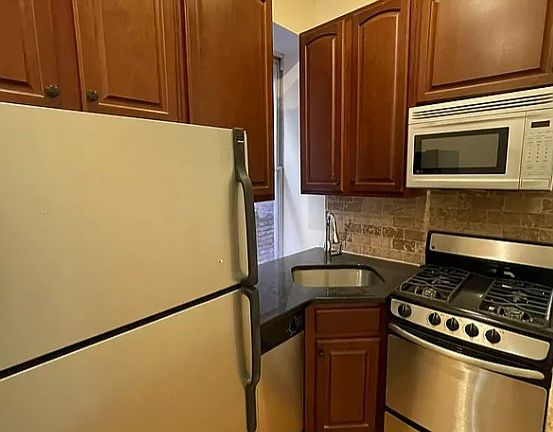 2nd image of 114 E 1st St APT 30