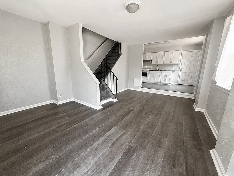 2601 N Sartain St — Photo 2