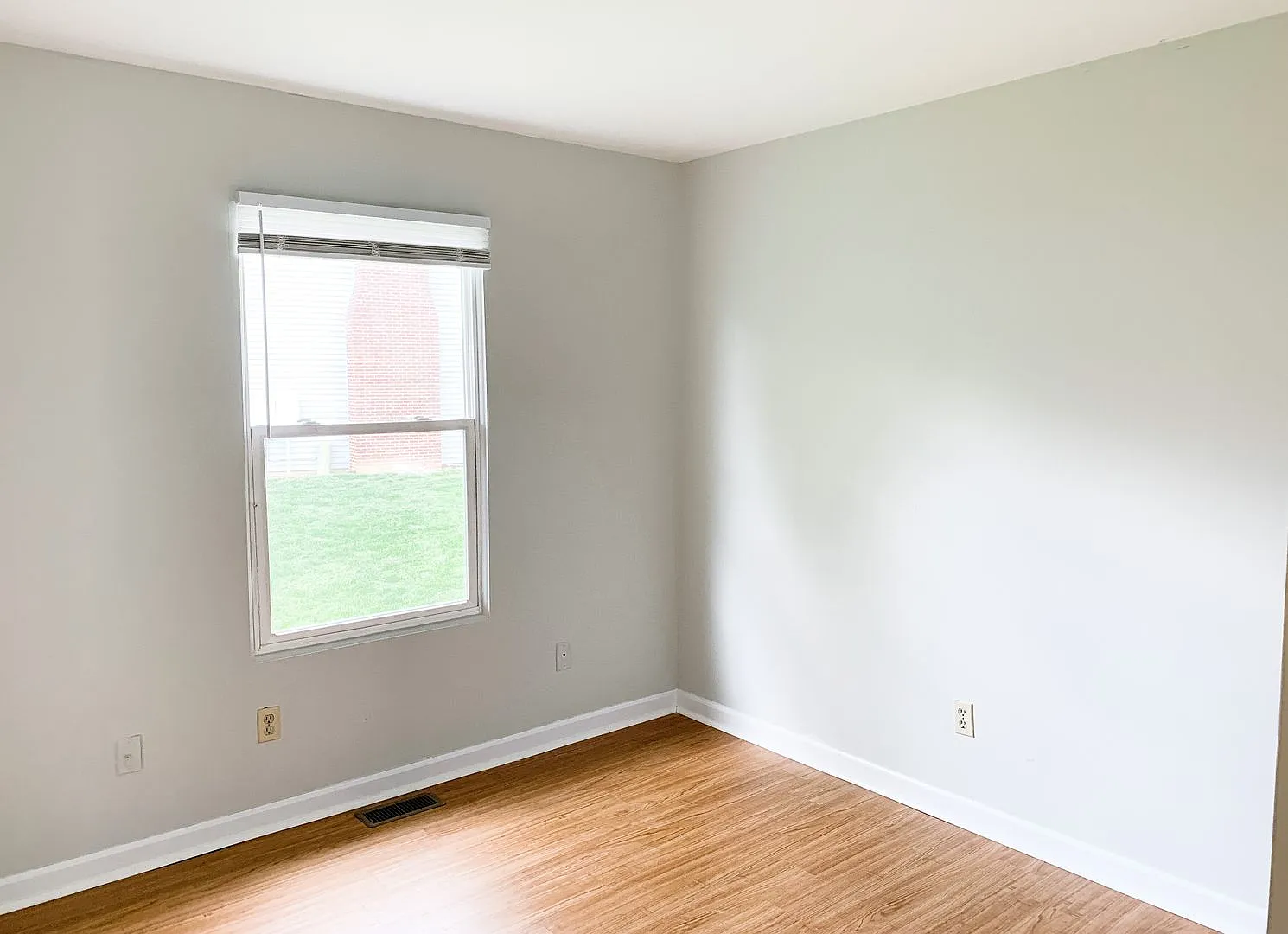 4 Bedroom 2.5 Bath Townhouse — Photo 2