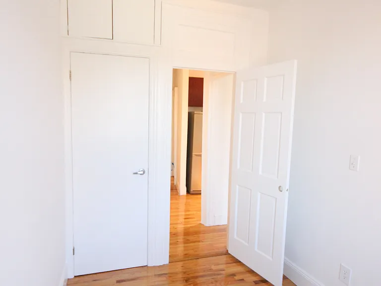 200 Waverly Pl #20 — Photo 8