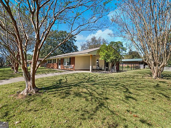 3rd image of 2443 Broadmoor Dr
