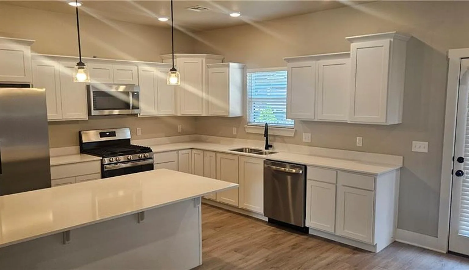 Nice Home in Farmington Close to Schools — Photo 4