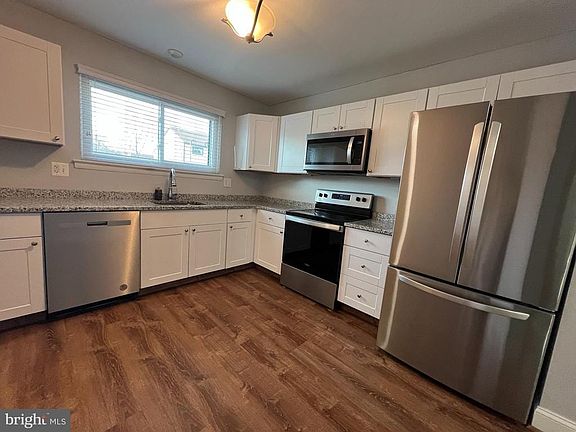 3rd image of 141 Larchwood Ct