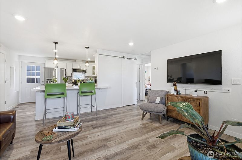 3rd image of 622 6th Street SE