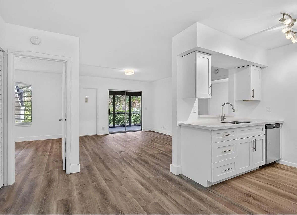 2 bed, 2.0 bath, 860 sqft, $2,200 — Photo 3