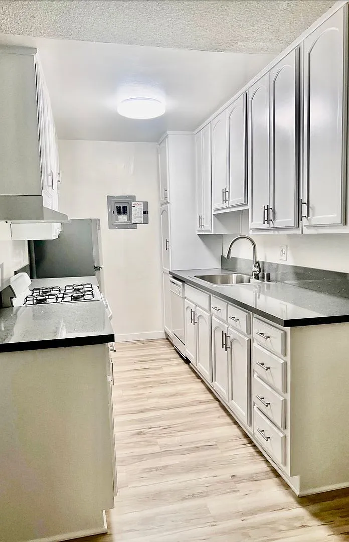 1711 Granville Ave. — Photo 4