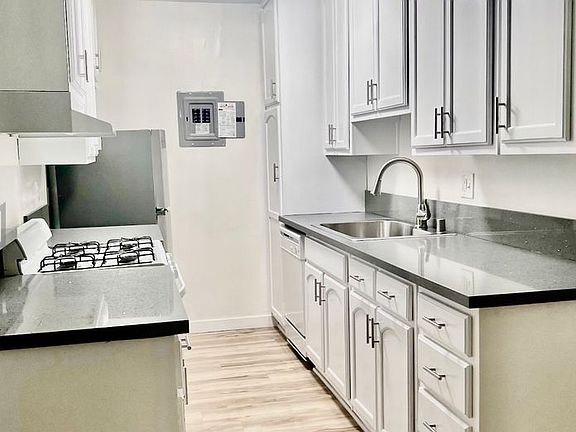 4th image of 1711 Granville Ave #5