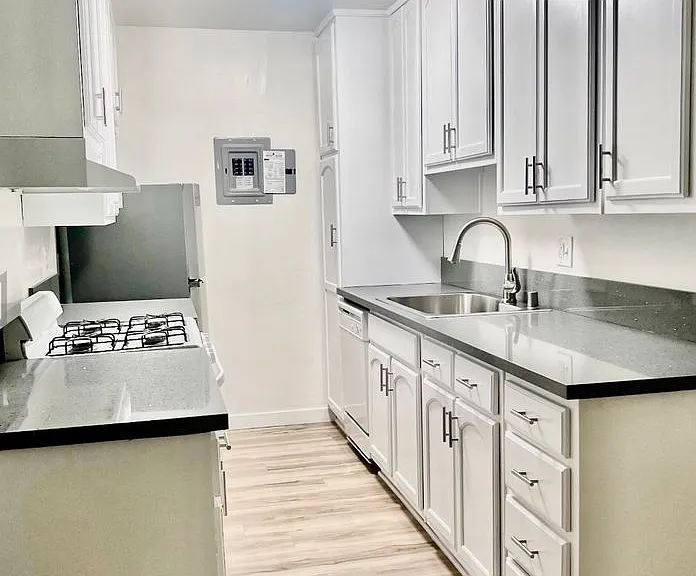 1711 Granville Ave. — Photo 4