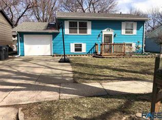 204 N Holiday Ave, Sioux Falls, SD 57103