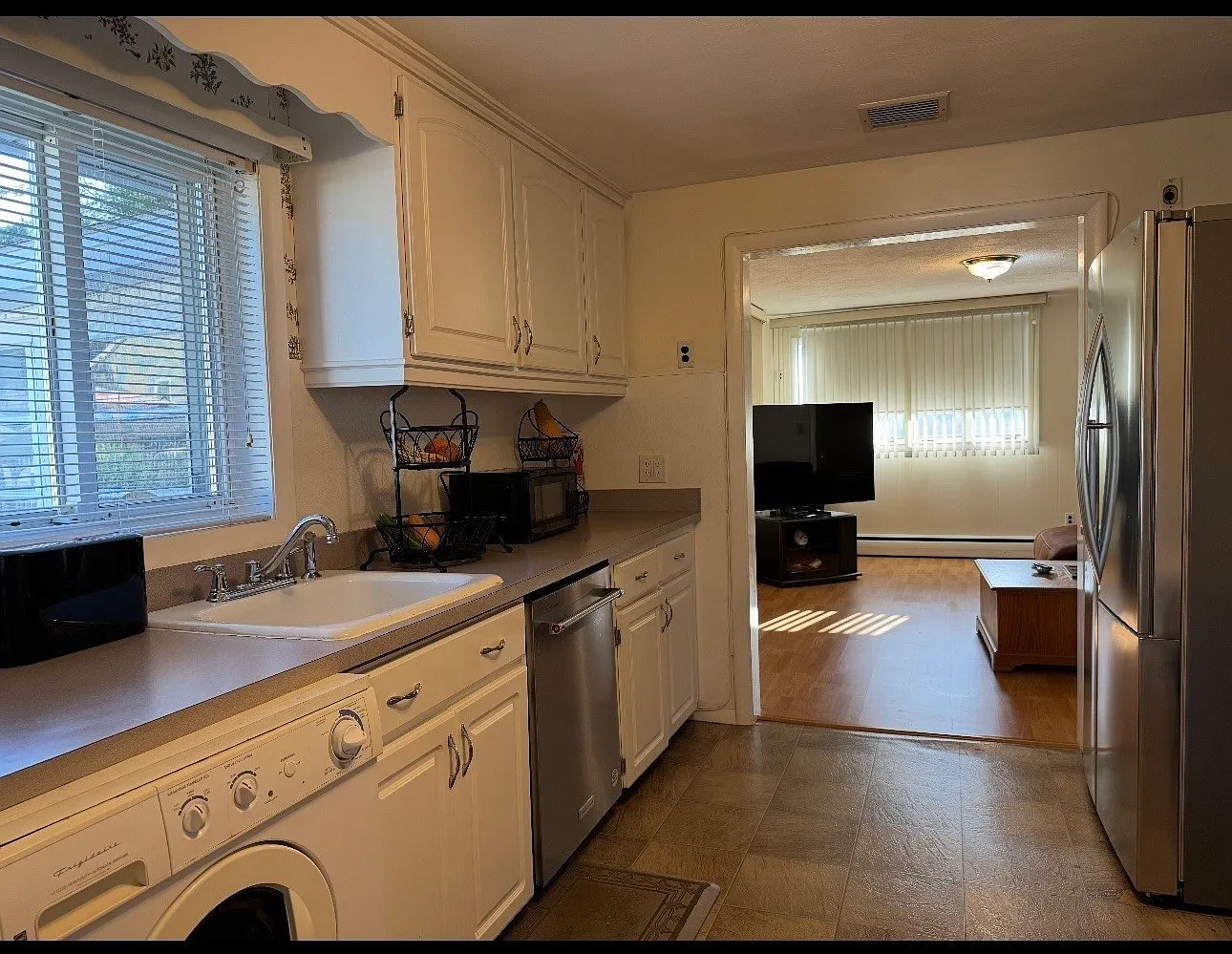 3 bed, 1.0 bath, 1360 sqft, $3,950 — Photo 4