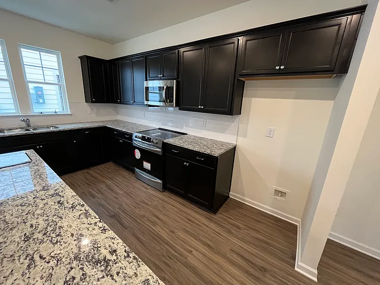 233 Emmett Dr — Photo 7