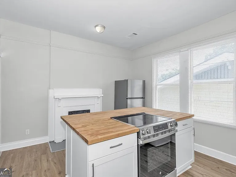 211 Broad St — Photo 8