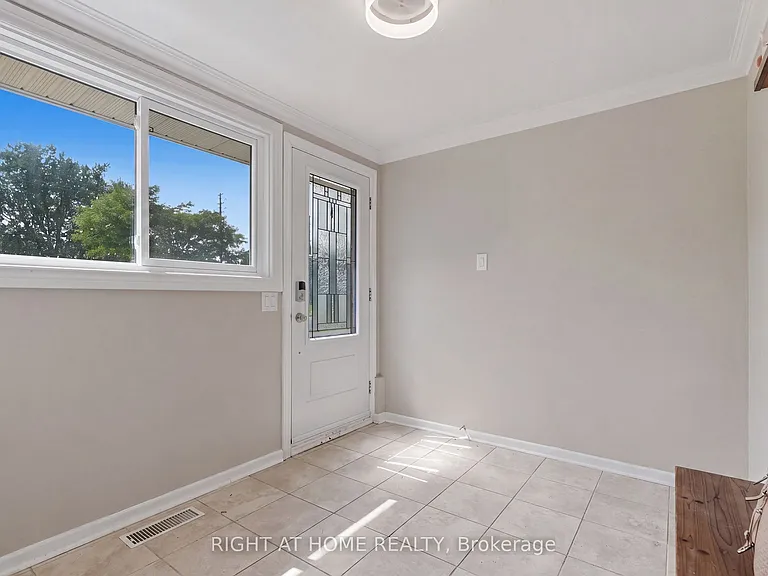 2346 Edwin Cres — Photo 3