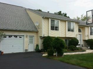28 Hummingbird Ln, Cranston, RI 02921
