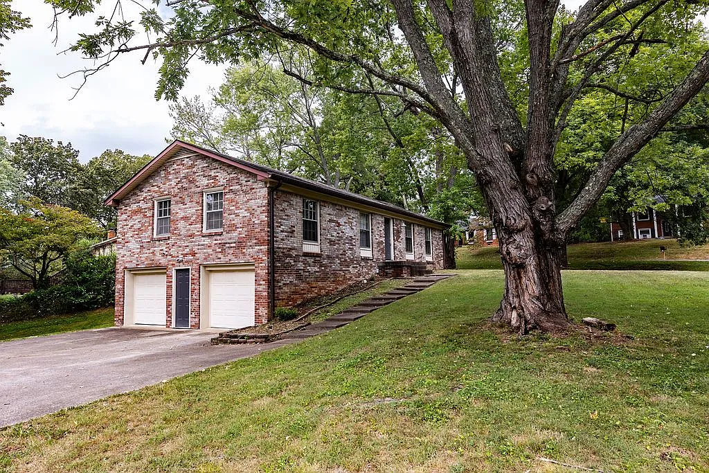 4 bed, 1.5 bath, 2028 sqft, $1,825 — Photo 3